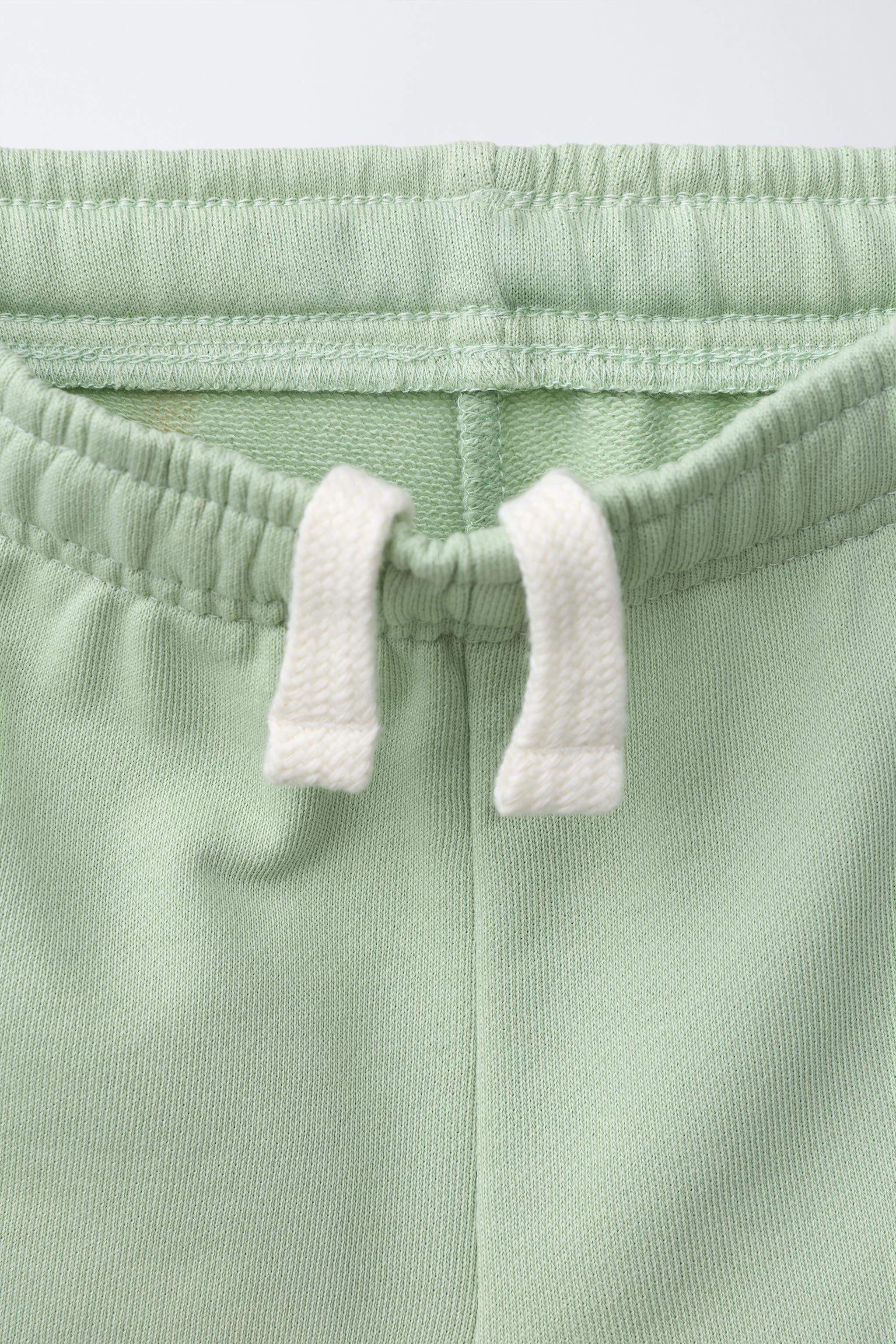 SHORT DE JOGGING À INSCRIPTION